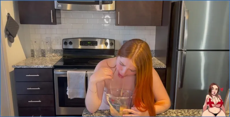 GingerCris vomita nella scatola dei regali durante un solitario caldo - vidéo fétiche