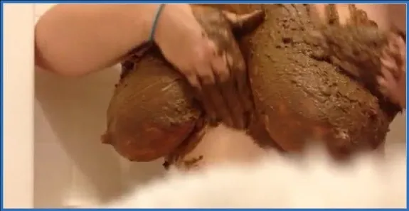 Allura si spalma con piacere la sua cacca liquida sulle grosse tette - vidéo fétiche