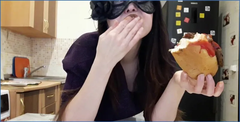 Scatlina gode di un hotdog con abbondante scat come condimento - vidéo fétiche