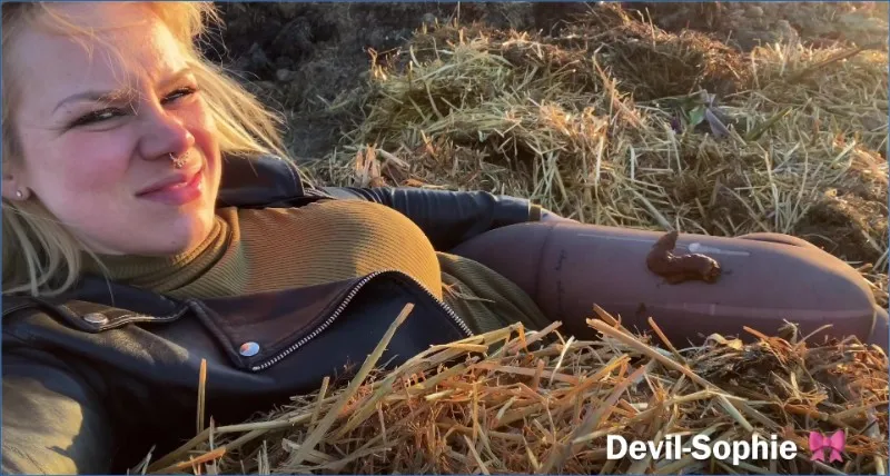 Diavolo Sophie si impiastra di merda e getto dorato sul cumulo di letame - vidéo fétiche