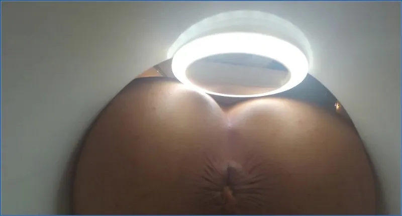 HotDirtyIvone usa te come water e scarica la sua cacca - vidéo fétiche