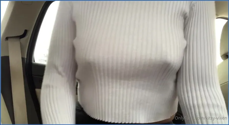 Kitsy Vixen lascia le scoregge in auto - Car Farts 2 - video scat