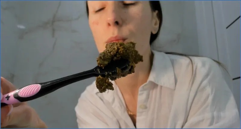 OksiLove si spalma i denti con pasta di scat - vidéo fétiche