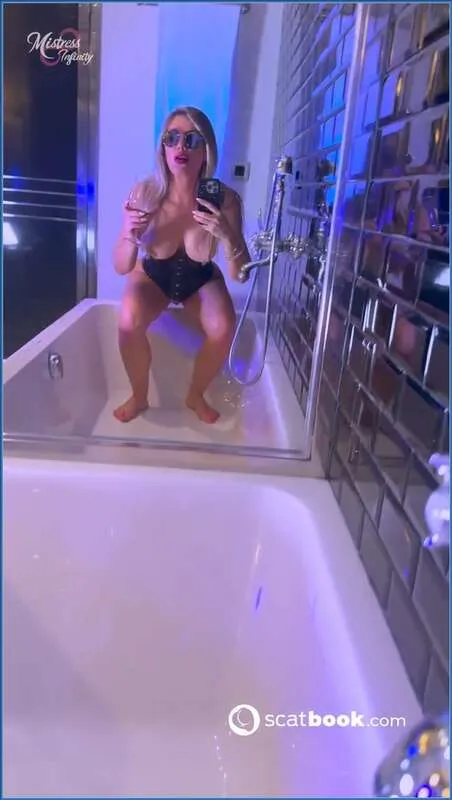 Miss Infinity domina con scat e un'educazione di merda durissima per gli schiavi del cesso - vidéo fétiche
