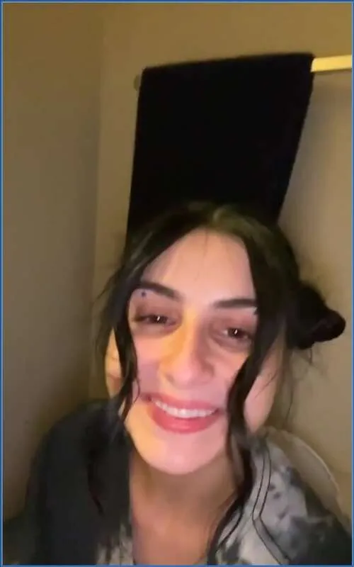 Kaitlyn Katsaros svuota la vescica di notte - vidéo fétiche