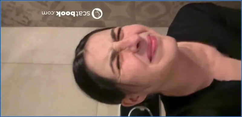 Kaitlyn Katsaros si precipita in bagno e defeca senza controllo - vidéo fétiche