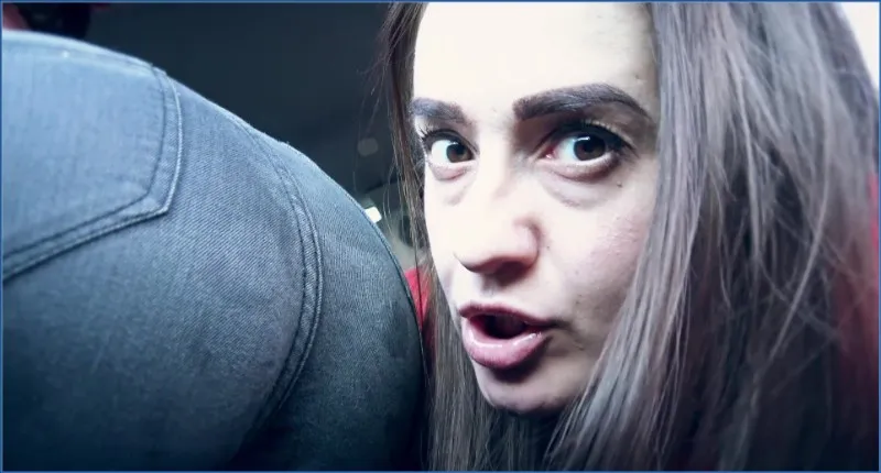 HotDirtyIvone e amica si divertono con la scat nel veicolo - vidéo fétiche