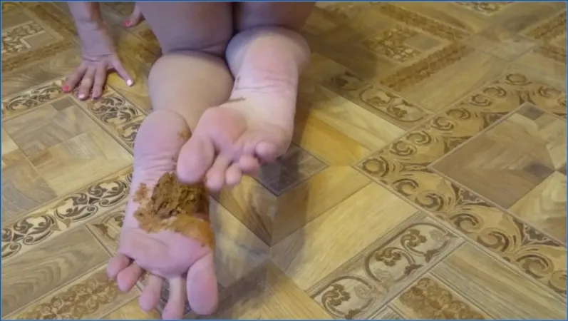 Moglie Marrone si sporca i piedi con il scat nella fissa per i piedi - vidéo fétiche