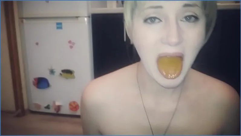 Elecebra comincia la sua mattina piovosa con un caldo golden shower - video scat
