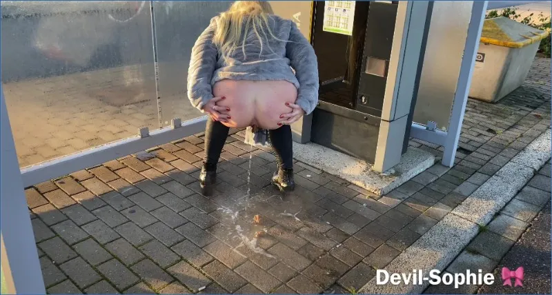 Dolcezza di merda di Sophie Diavolo al distributore automatico di biglietti e riempe tutto - video scat