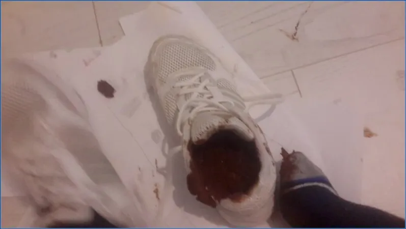 Thefartbabes imbratta le sue sneaker con un'orrida sporcizia - vidéo fétiche