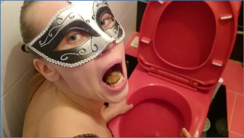 Moglie marrona lecca una tazza da water sporca - video scat