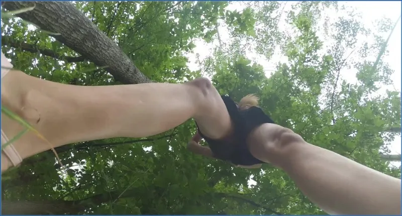 HotDirtyIvone ti inonda di piscio in pubblico - vidéo fétiche