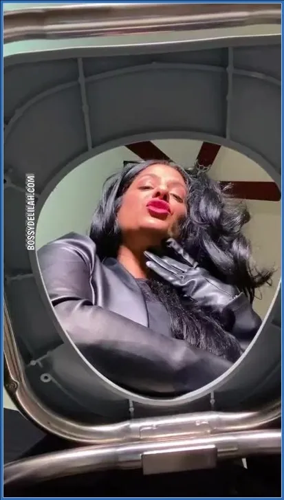 Bossy Delilah - La Regina Scat Dominante di Latinissimo Piena di Cattiveria - video scat