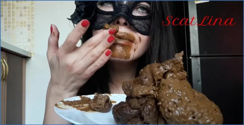 Scatlina ingoia il suo scat e si scopa da sola con un dildo - vidéo fétiche