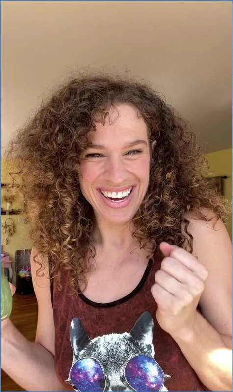 VibeWithMolly si impregna le mutande come modella nuda che posa - vidéo fétiche