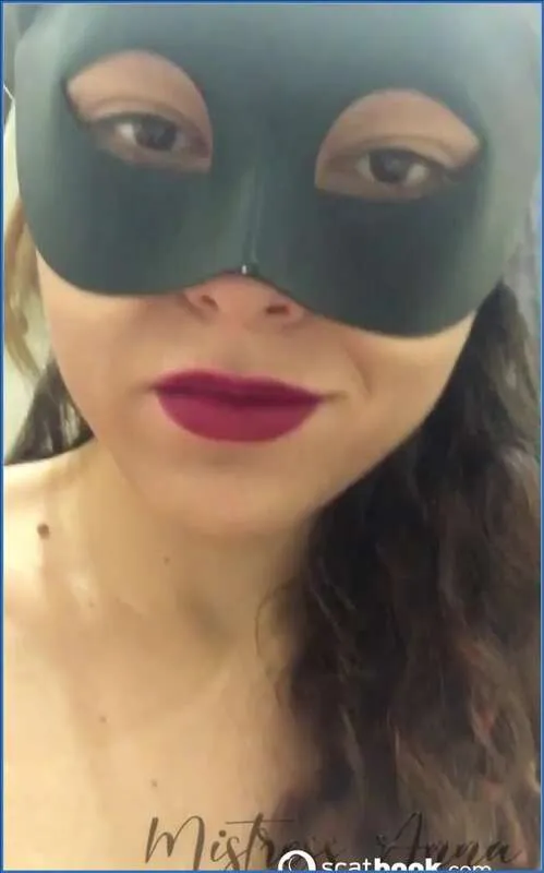 Mistress Anna si occupa della sua pulizia mattutina sulle labbra del servo - video scat