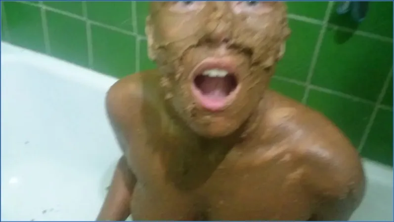 Brown Wife completamente ricoperta di scat - vera rarità - vidéo fétiche