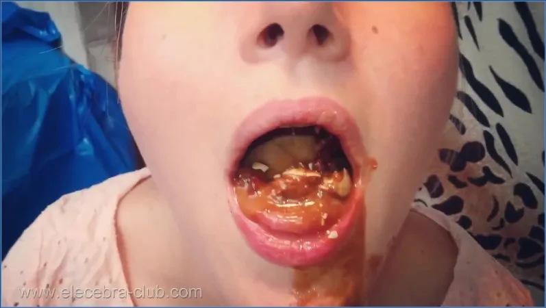 Elecebra gusta le sue deliziose caramelle di scat di fronte alla telecamera - video scat