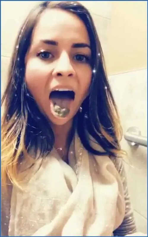 LilbuttLex mangia il suo scat e lo ingoia con cura - vidéo fétiche