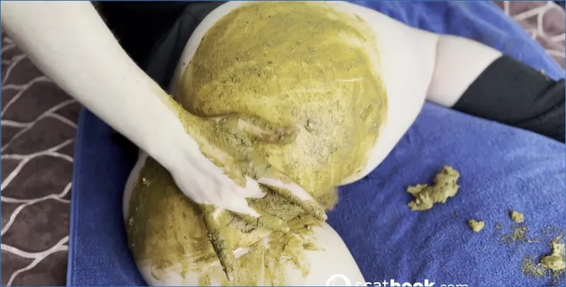Miss Poop si diverte in modo sporco con il suo sedere pieno di cagate - vidéo fétiche