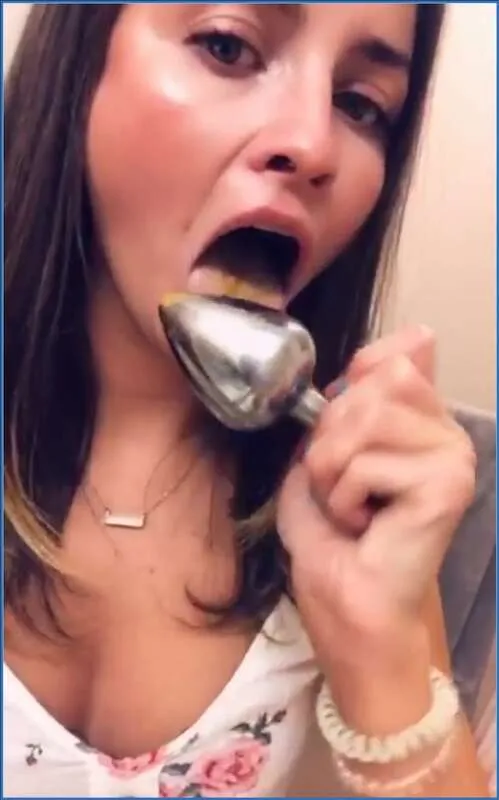 LilbuttLex si diverte con tappo anale e lo estrae con la bocca - vidéo fétiche