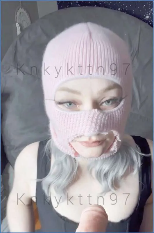 KnkyKttn97 si lascia scopare dalla macchina del sesso - vidéo fétiche