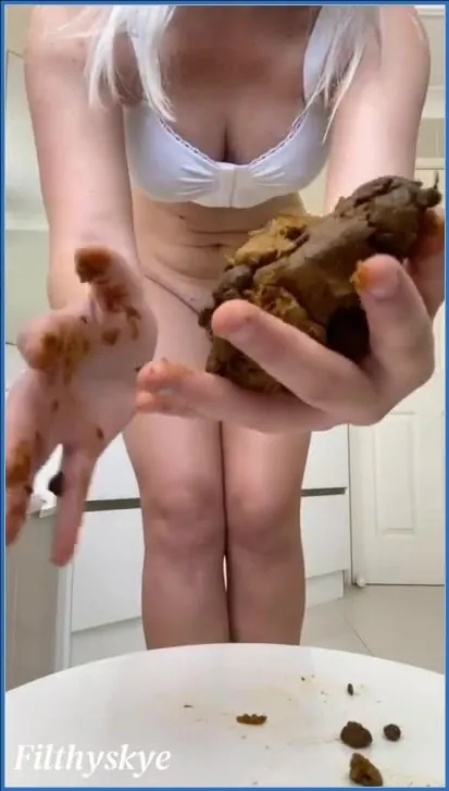 Filthy Skye spruzza abbondante scat con un ampio buco anale - vidéo fétiche