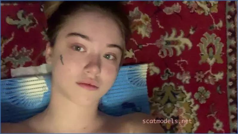 Asha si gode il feci di Amy in un arrapante gioco lesbo - video scat