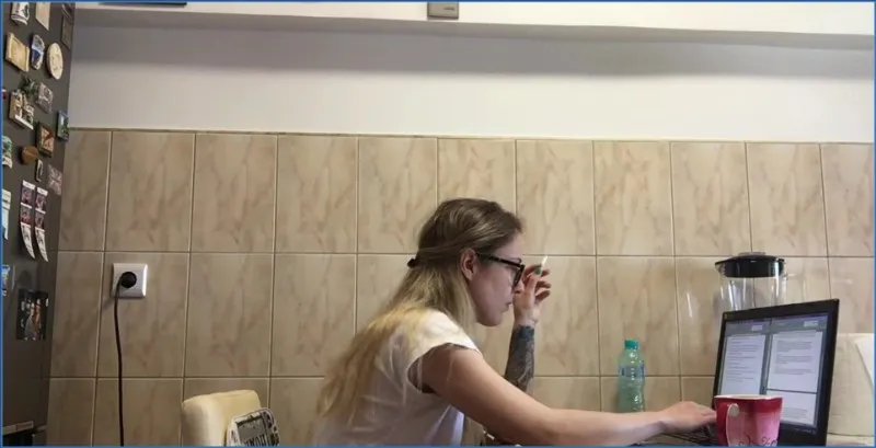 Josslyn Kane butta il cesso nel piccolo lavandino della cucina - video scat