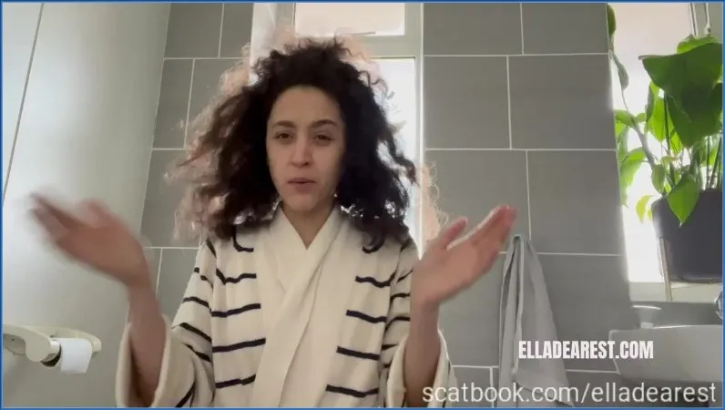 Ella Dearest inizia le sue sporche storie di WC con scat - vidéo fétiche