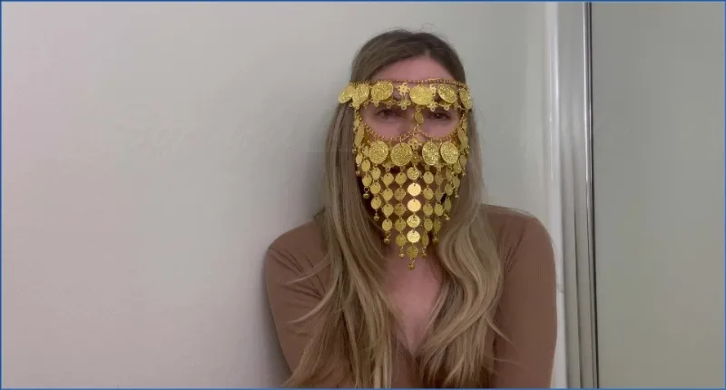 Sophia Sprinkle riempie la mutandina di un grosso carico di merda - video scat