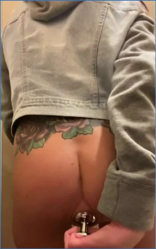 LilbuttLex lecca il proprio plug anale dopo un duro giro - vidéo fétiche