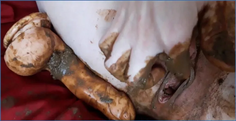 Scatlina si masturba gustosamente con scat puzzolente - video scat