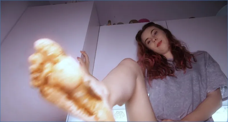 HotDirtyIvone fa le pulizie ai suoi sporchi piedi - video scat