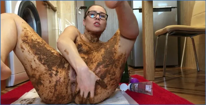 Ella Gilbert si spalma scat sul corpo e sul viso - vidéo fétiche