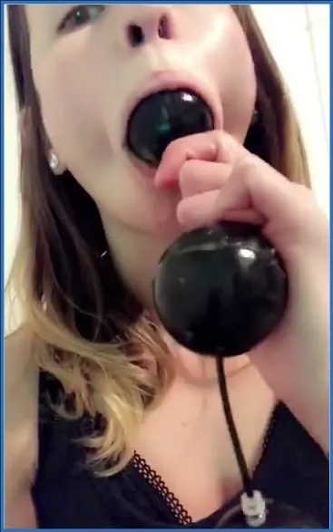 LilbuttLex si infila grosse perline anali e le porta alla bocca - vidéo fétiche