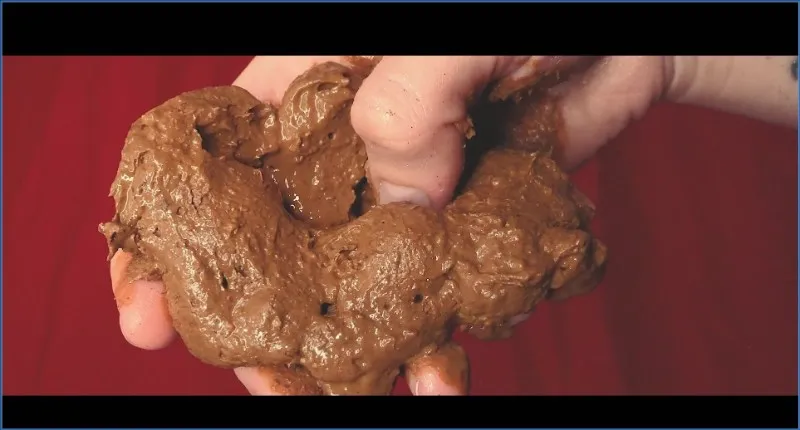 La dea della scatto DirtyBetty butta giù un gigantesco cumulo di merda con microstellelucenti - vidéo fétiche