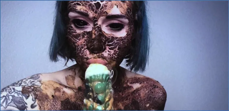 DirtyBetty si impiastriccia a fondo con il scat e si diverte con i sex toys anali - vidéo fétiche