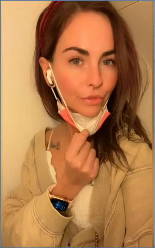 LilbuttLex si dà di gomito in aeroporto e sull'aereo - vidéo fétiche