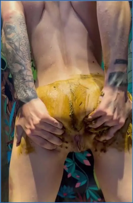 Kaitlyn Katsaros sconvolge Nuria con la sua defecazione - video scat