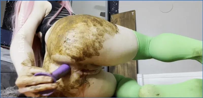 KnkyKttn97 si bagna e sporca il culo con la pipì - video scat