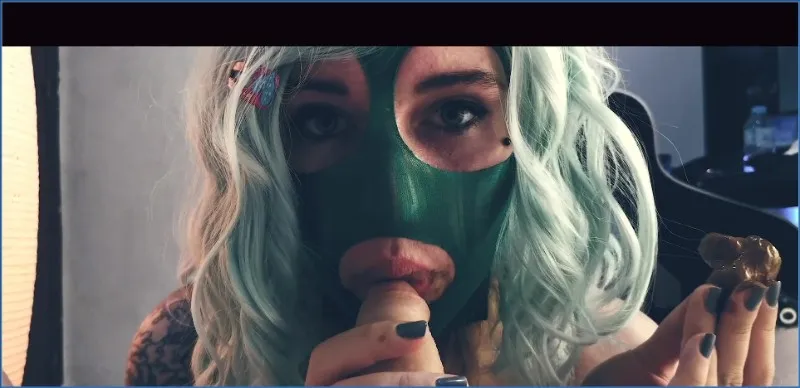 Dirty Betty con maschera verde si gode il suo scat di merda - vidéo fétiche