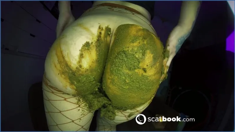 Dolce Betty Parlour: Domina durante l'allenamento sporco con scat - vidéo fétiche