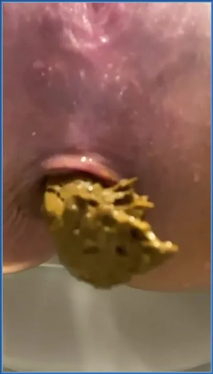 La Principessa della Merda mostra un'inquadratura ravvicinata del suo sforzo - vidéo fétiche