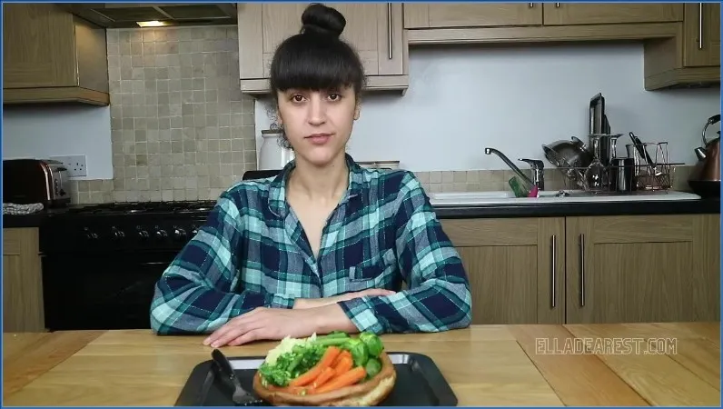 Ella Dearest serve il suo sporco pranzo della domenica con scat - vidéo fétiche