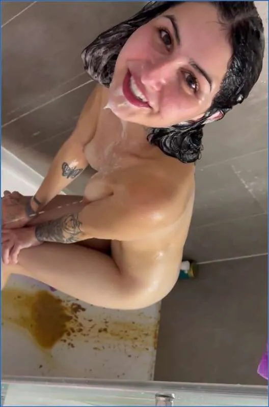 Kaitlyn Katsaros spande il suo scat nella doccia intera - video scat