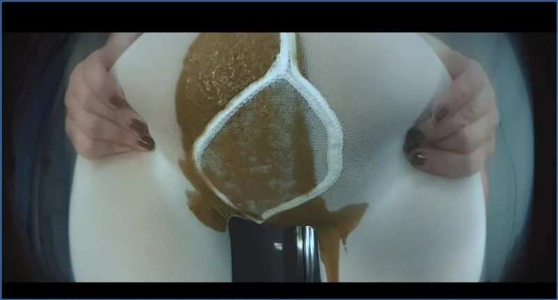Sweet Betty Parlour imbratta la calza a rete con scat di merda - vidéo fétiche