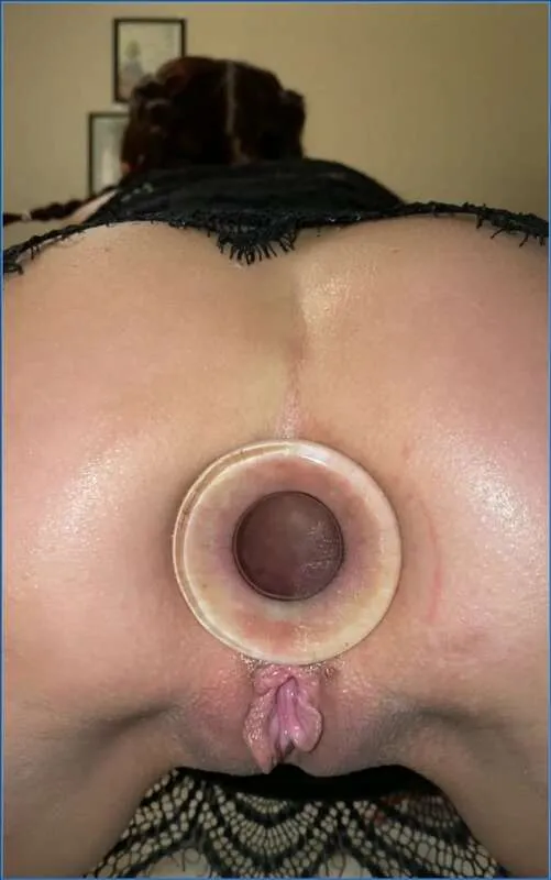 LilbuttLex gioca con due plug anale in vetro nel suo culo - vidéo fétiche