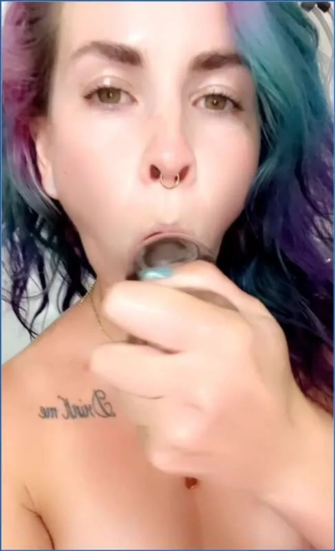 LilbuttLex gioca con tappo di vetro e lo prende in bocca da culo a bocca - video scat